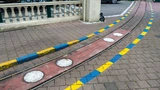 In den Bahnhöfen der Panoramabahn im Europapark Rust werden die Lokomotiven über stationäre Inbodenfeldplatten des Typs „Movitrans TFS“ induktiv geladen.