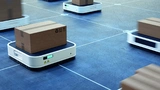 Transport von Paketen auf fahrerlosen Roboterfahrzeugen in einem automatisierten Logistikzentrum