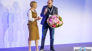 Dr. Ingo Kuss, Chefredakteur Electronics, bedankt sich bei Dr. Kirsten Matheus von BMW.