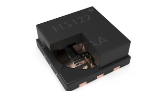 Der FLS122 verwendet ein CMOS-MEMS-Die, das auf dem Durchflusssensor FLS110 basiert. Das Schnittbild zeigt die Sensormembran, drei der fünf Heiz- und Sensordrähte sowie die mit dem Leiterrahmen verbundenen Goldbonddrähte  innerhalb des Gehäuses.