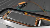 Das an in der Stromschiene montierte Open Shunt-Modul ist über eine HV Sensorleitung an das Messmodul HV SAM außerhalb der Hochvolt-Batterie angeschlossen.