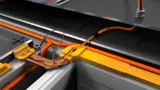 Der Spannungsabgriff erfolgt mit einem geeigneten, HV-sicheren Sensorkabel.