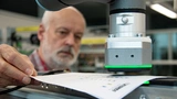 Bild 2: NearFi ermöglicht eine kontaktlose Energie- und Datenübertragung sogar durch nicht-metallische Materialien hindurch.