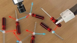 Das neuronale Netz in der IDS-NXT-Kamera lokalisiert und detektiert die exakte Lage der Objekte. Auf Basis dieser Bildinformationen kann der Roboter die Objekte selbstständig greifen und ablegen.