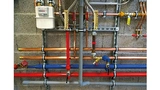  Ein IoT-System ist wie eine Wasserinstallation in einem Gebäude: statt sich alle Fähigkeiten selbst anzueignen, ist es sinnvoller Fachleute zu engagieren, die die Klempnerarbeiten schnell erledigen
