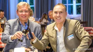 Die Freude ist groß, denn endlich können wieder ­Messen, Konferenzen und Sommernachtsfeste stattfinden: Prof. Dr. Roland Fleck (NürnbergMesse) und Kurt Skupin (WEKA)