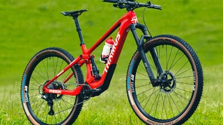 Das vollgefederte Cross-Country-E-Mountainbike mit unter 15 kg Rekordgewicht ist mit dem nur 3,5 kg schweren Bikedrive-Air-Antrieb von Maxon ausgestattet.