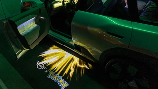 Durch eine fortschrittliche Projektionstechnologie erstreckt sich die Animation auch über das Dashboard, die Vordertüren sowie die Vorfeldprojektion. 