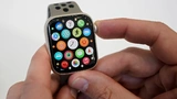 Eine neue Apple Watch SE ist auf einer Apple-Veranstaltung auf dem Campus des Apple-Hauptquartiers in Cupertino zu sehen. 