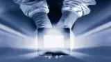 Toppan Photomask stellt Photomasken für die Halbleiterindustrie her, so wie die hier abgebildete. Nanoimprint-Lithographie (NIL)-Master werden mit denselben Materialien, Technologien und Verfahren hergestellt. 