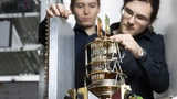 Auf die Größe eines Tischgeräts geschrumpft: Quantencomputer am PGI-11.