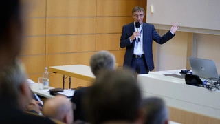 Prof. Götz Roderer von der Hochschule Landshut leitete den darauffolgenden Beitrag ein, der einen Blick über den Tellerrand der Bordnetz-Branche wagte.