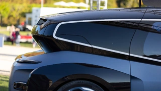 Zum futuristischen Äußeren gehört eine transparente gläserne Kabine. Dabei liegt die Fensterkante auf Gürtellinie.