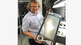  Günther Irlbacher zeigt das fertig bearbeitete und bedruckte Frontglas eines HMI für eine Werkzeugmaschine in der Endmontage im Werk in Schönsee