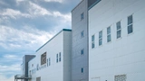 IQE's Newport "mega-foundry": is the world's largest epitaxy facility for compound semiconductors. Wafers with diameters of 200 mm and even 300 mm can be produced here.