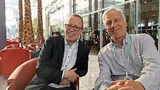 Elektronik-Redakteur Ralf Higgelke (links) im Gespräch mit Alex Lidow, dem Erfinder des Leistungs-MOSFETs und dem Mitentwickler des GaN-auf-Silizium-HEMTs.
