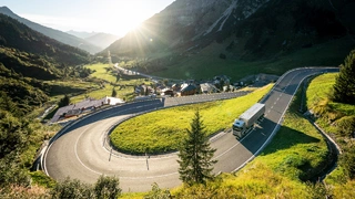 Der Mercedes-Benz eActros 300 als Sattelzugmaschine hat erfolgreich Tests in den Tiroler Bergen absolviert.