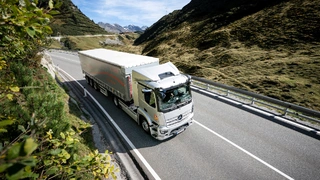 Die Teststrecke von 111 km über Bludenz, Stuben, St. Anton und Lech inklusive dem Arlbergpass auf über 1.800 Meter Höhe hat der E-Lkw ohne Zwischenladen zurückgelegt. 