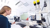 Werkstoffanalyse und Werkstoffprüfung: An der Kontrollinstanz Labor kommt bei Pöppelmann kein Material oder Bauteil vorbei