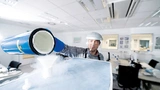 Mikro-FTIR-Analyse: Befüllen des Mikro-FTIR-Analysegerätes mit flüssigem Stickstoff zur Vorbereitung auf eine Bauteiluntersuchung
