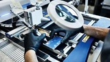 Bestückung im Produktionsprozess einer Prototypen-Platine, hier halb-automatisiert