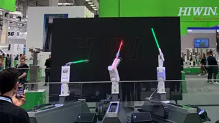 Auch in diesem Jahr kreuzen die Roboter bei Hiwin wieder die Laserschwerter und begeistern damit Besucherinnen und Besucher.