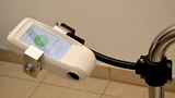  Das All-in-one-Medizingerät am Handlauf der intelligenten Toilette dient zur Messung verschiedenster Vitalparameter am Finger