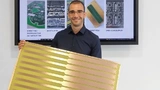 Der Fertigungsnutzen einer 847 mm langen doppelseitigen Leiterplatte, präsentiert vom Geschäftsführer Janik Becker.