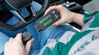 Mit dem patentierten DEKRA Batterie-Schnelltest lässt sich der Alterungszustand (State of Health) einer Antriebsbatterie im Elektrofahrzeug schnell und verlässlich ermitteln.
