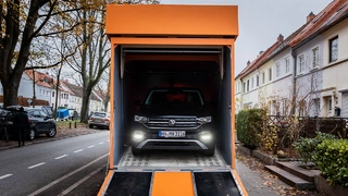 Ein per Mausklick bei mobile.de erworbener VW T-Cross kam im 4,90 m x 2,35 m großen Schuhkarton direkt zu seiner neuen Besitzerin.