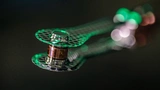 Die Kapsel, in deren Hohlraum das pfefferkorngroße Kügelchen aus gefrorenem Deuterium und Tritium sitzt und auf das 192 Laserkanonen ihr Licht schießen. 