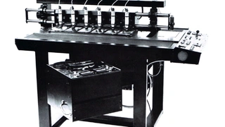 Links die Vorlage, rechts die mechanisch verbundenen Fräsköpfe, die der Bewegung folgen und die Leiterbahnstruktur in die Kupferschicht des Basismaterials fräsen. 