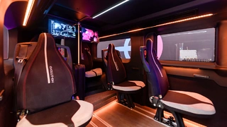 Das Shuttle von e.volution lässt sich mit bis zu sieben Sitzplätzen ausstatten, davon sind bis zu vier als Büroarbeitsplätze realisierbar.