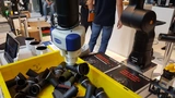 Ein Vakuumgreifer von Schmalz an einem siebenachsigen Cobot von Kassow Robots beim »Griff in die Kiste« 