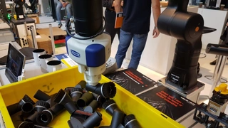 Ein Vakuumgreifer von Schmalz an einem siebenachsigen Cobot von Kassow Robots beim »Griff in die Kiste« 