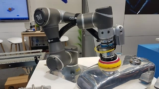 Ein kollaborativer Roboter von Techman Robot/Omron beim Polieren – mit einem Greifer von OnRobot