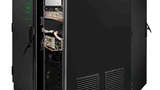 Der Quantum Computer »PINE« von AQT, der in zwei standardisierten 19-Zoll Schränken Platz findet.
