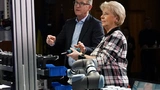 Klaus Herrmann, stellvertretender Leiter des Festo Learning Centers, präsentiert der Staatssekretärin des Bundesministeriums für Bildung und Forschung Kornelia Haugg den digitalen Arbeitsplatzassistenten der Zukunft powered by CLEVRAssist.