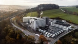 Im Rahmen des energetischen Modernisierungsprojekts von Rafi bekam das A-Gebäude am Standort Berg eine neue Außendämmung und eine hinterlüftete Metallfassade.