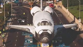 Wie kommt das Space-Shuttle quer durch Los Angeles?