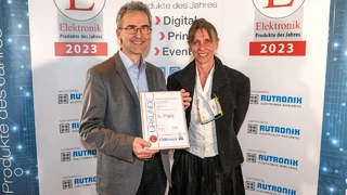 Werner Neumann (STMicroelectronics) und Iris Stroh (WEKA Fachmedien)