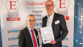 Christian Helmig (Phoenix Contact) hat den 3. Preis von Ralf Higgelke (WEKA Fachmedien) überreicht bekommen.