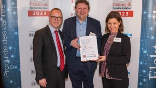 Corinna Meyer (rechts) und Dr. Michael Lampalzer (Mitte) von Mitsubishi Electric nahmen die Urkunde von Elektronik-Redakteur Ralf Higgelke entgegen.