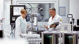 Ein Cobot im Einsatz am Produktionsstandort von Phoenix Contact in Bad Pyrmont, automatisiert mit der PLCnext Technology und der Smart Production Library