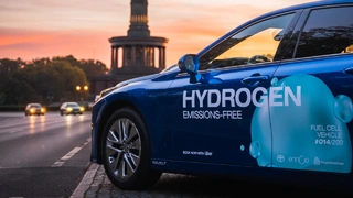 Aktuell sind bereits 50 Toyota Mirai in Berlin unterwegs. In den nächsten Monaten soll die Anzahl der Wasserstoff-E-Fahrzeuge auf bis zu 200 Toyota Mirai wachsen.