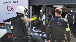 In der Boxengasse bei Jaguar TCS Racing. Vorbereitungen am Freitag vor dem Berlin e-Prix.