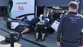 In der Boxengasse bei Jaguar TCS Racing. Vorbereitungen am Freitag vor dem Berlin e-Prix.