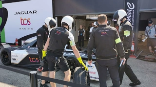 In der Boxengasse bei Jaguar TCS Racing. Vorbereitungen am Freitag vor dem Berlin e-Prix.