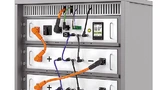Das Batterie-Rack mit Power-Control Unit (PCU) oben und Batteriemodulen