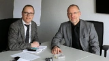 Design&Elektronik-Redakteur Ralf Higgelke imGespräch mit Dr. Robert Eckstein (rechts), CEO von SiCrystal